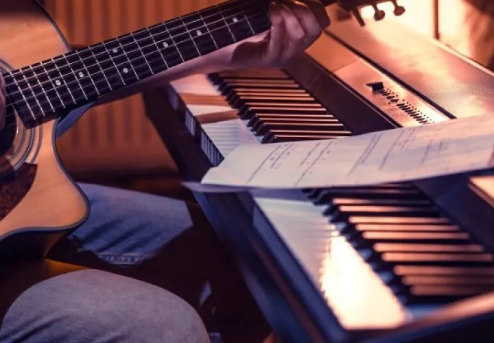 Se premiarán tres canciones por país. Foto: Ilustrativa / Freepik