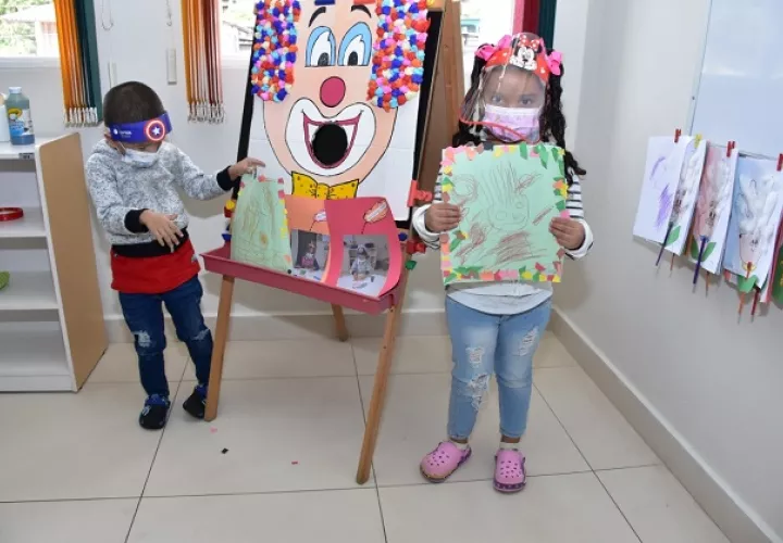  Darlyn Jiménez enseña uno de sus trabajos realizado en el Caipi “Pasitos del Triunfo”. Foto: Cortesía Mides