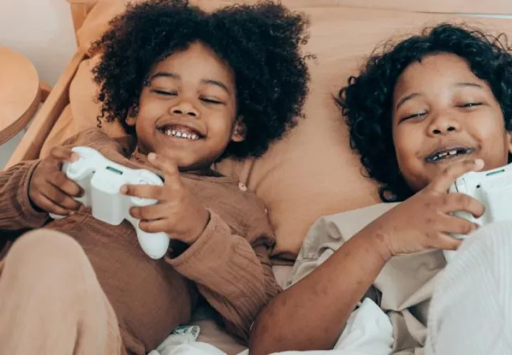 Algunos padres se pueden preocupar por el tiempo que los niños pasan jugando. Ilustartiva / Pexels