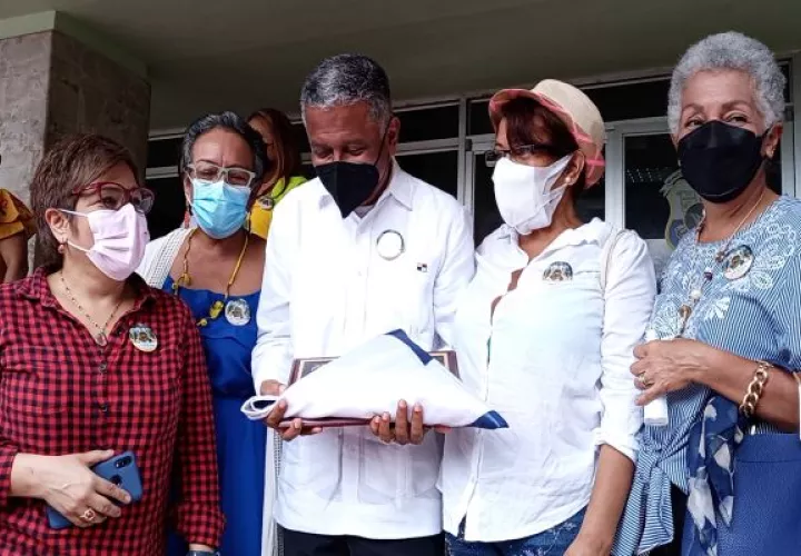 En el distrito de La Chorrera, las autoridades alcaldicias, distinguieron a un grupo de ciudadanos que se han distinguido en distintas áreas de trabajo. Foto: Eric Montenegro