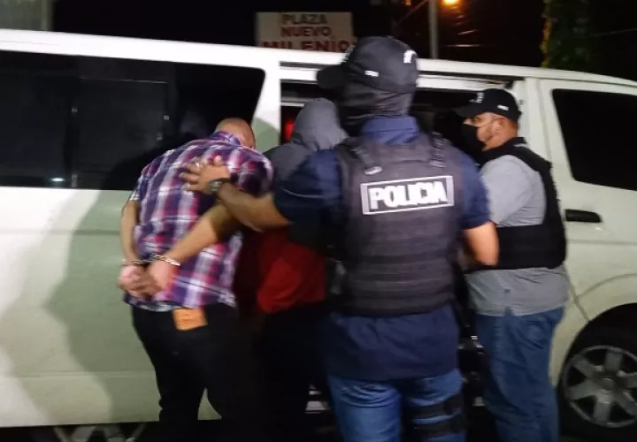 Una decena de implicados en el caso son trasladados una vez terminó la audiencia para permanecer en un recinto carcelario. Foto: Eric Montenegro