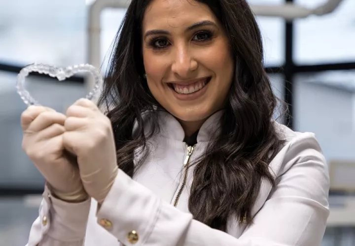 La ortodoncista Rita Marín mostrando los alineadores dentales. Foto: Cortesía