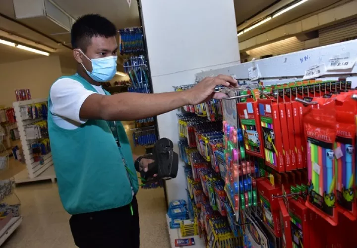 Edwin Cabrera, quien trabaja en un departamento escolar, cursa el tercer año de una escuela nocturna en el corregimiento de Veracruz. Foto: Cortesía Mides