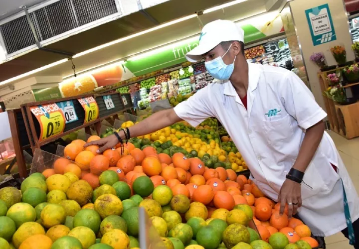 Josué Urriola realiza su faena en el área de frutas y verduras de un supermercado de la localidad. Foto: Cortesía Mides
