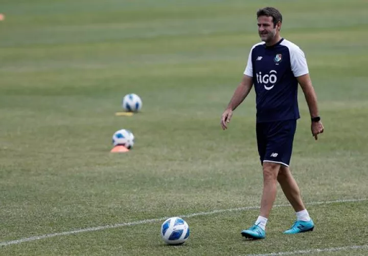 El director técnico de la selección de fútbol de Panamá, Thomas Christiansen durante un entrenamiento el pasado miércoles en el estadio Rod Carew de Ciudad de Panamá (Panamá). EFE