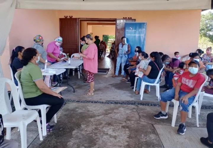 La comunidad  y las autoridades locales trabajaron en el cambio del techo, además de la  limpieza y reacondicionamiento de la instalación. Foto: Eric Montenegro