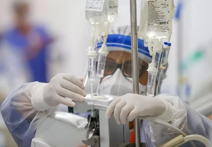 Hay 54 pacientes infectados con el virus en UCI a nivel nacional. Foto: EFE