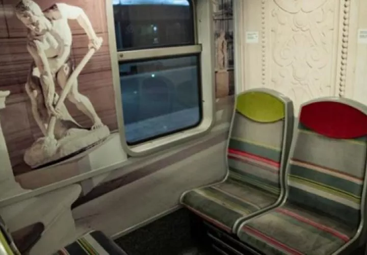 Vista de un los vagones de la linea C de los trenes de cercanías de París redecorado para promover la visita a varios museos de la ciudad. Foto: EFE / EPA / IAN LANGSDON