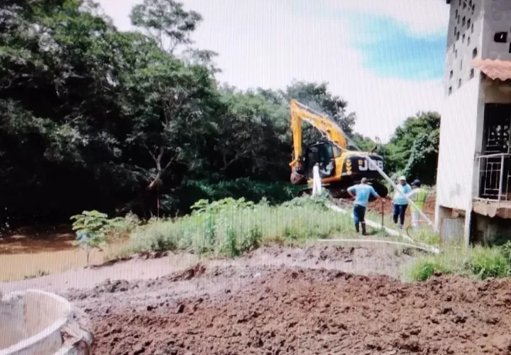 La sedimentación del río Parita afecta los canales de succión de la planta potabilizadora. Foto: Thays Domínguez