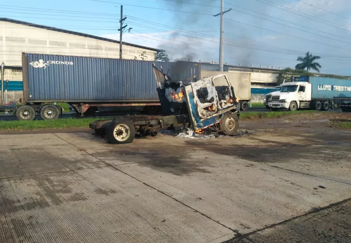 Los transportistas incendiaron una cabina de transporte en la vía hacia France Field y Coco Solo. Foto: Diómedes Sánchez 