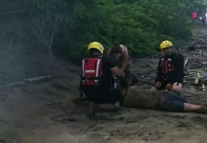 Padre e hija recibieron ayuda de una unidad de la Policía Nacional que se encontraba en el área. Foto: Thays Domínguez