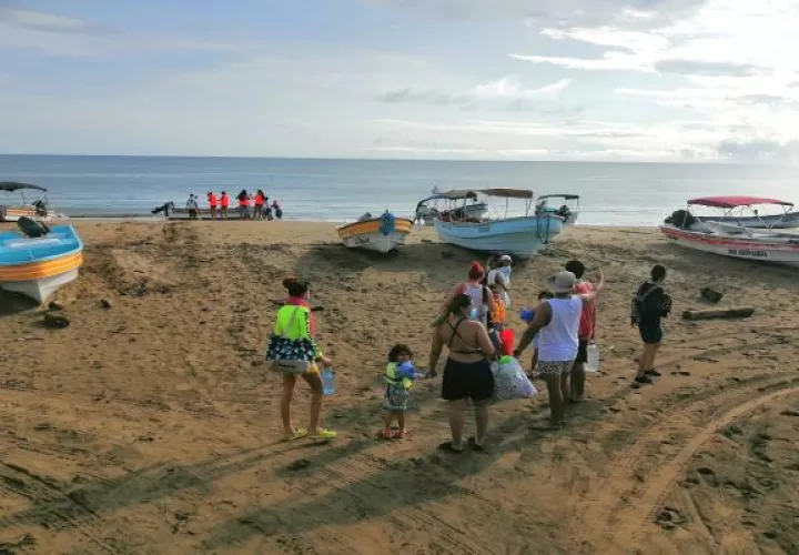 Las autoridades precisan que para abordar las embarcaciones y visitar las islas el aforo es de cinco a seis individuos. Foto: Thays Domínguez