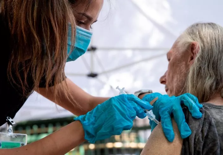 Tercera dosis de la vacuna de Pfizer en los Estados Unidos. Foto: EFE