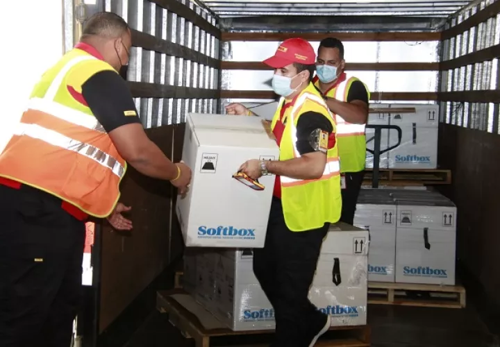 El nuevo embarque de vacunas de Pfizer llegó al Aeropuerto Internacional de Tocumen. Foto: Cortesía Minsa