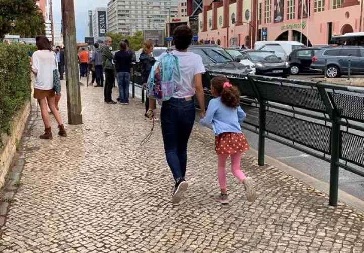 En Lisboa la vuelta al cole ha amanecido lluviosa y los paraguas y chubasqueros han sido la norma en las puertas de los colegios. Foto: EFE