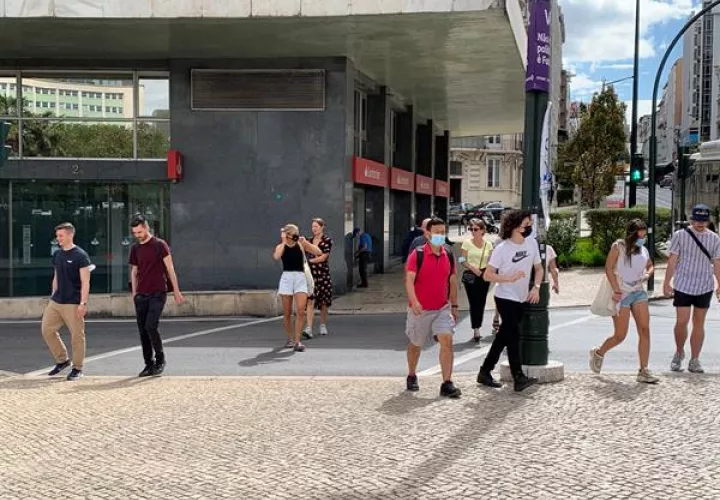 Los portugueses no están obligados a usar mascarilla en la calle desde este lunes. EFE