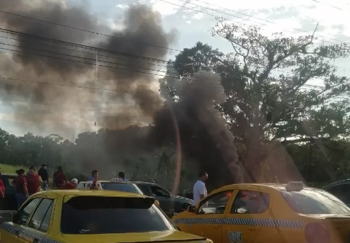 Una vez cerrada la vía, los manifestantes incendiaron llantas. Foto: Diomedes Sánchez