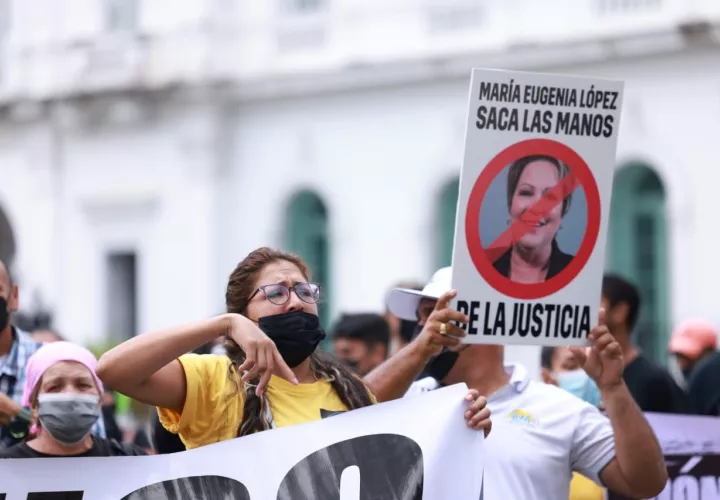 Miembros del partido Realizando Metas protestan. 