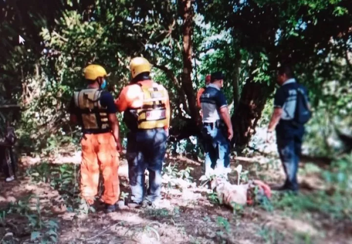  Los rescatistas ubicaron el cuerpo en medio de ramas y piedras dentro del río. Foto: José Vásquez
