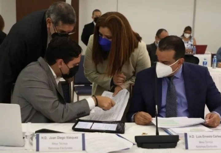 Hoy se realizó el segundo día de sesiones de la mesa técnica que discute las reformas al Código Electoral. Foto: Tribunal Electoral