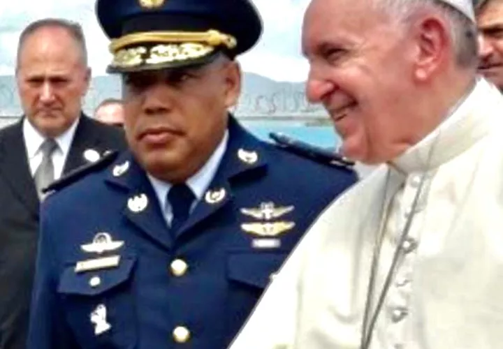 El comisionado Ricardo Garay fue el piloto del Papa Francisco durante su visita a Panamá. Foto: Cortesía