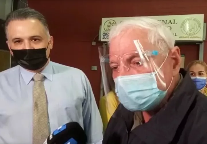 El expresidente Ricardo Martinelli (dcha.) y el abogado Alfredo Vallarino dieron hoy declaraciones a los medios de comunicación. 