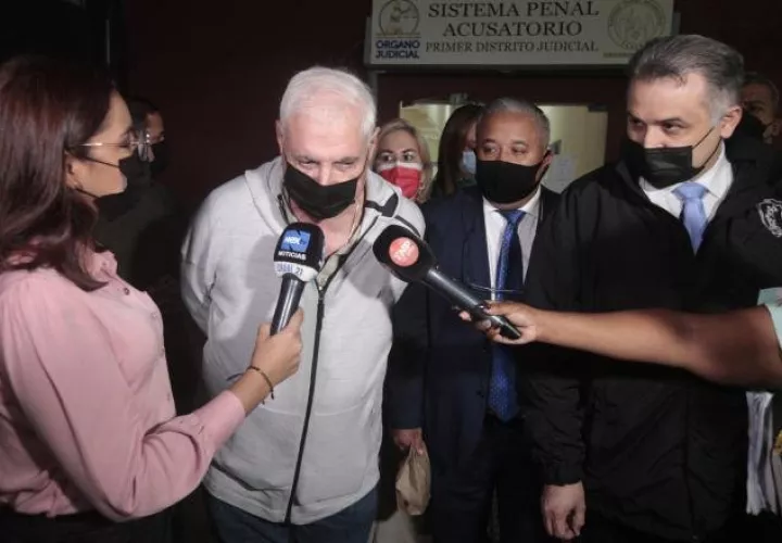 El expresidente Ricardo Martinelli y el abogado Alfredo Vallarino, dieron declaraciones ayer al terminar la jornada. VÍCTOR AROSEMENA