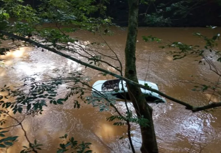  El auto tipo sedán fue encontrado río abajo. Foto: Thays Domínguez
