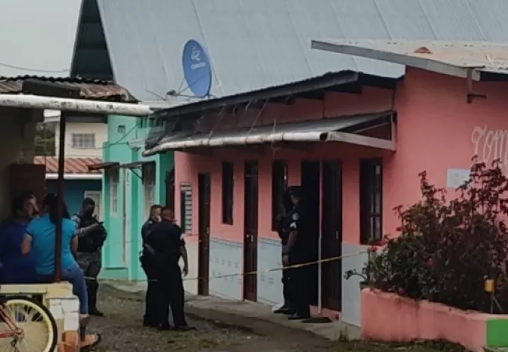 Los presuntos delincuentes, dos hombres y una mujer ingresaron al local armados. Foto: Mayra Madrid