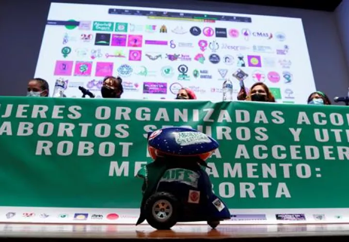 Un grupo de feministas presentó el robot bautizado como "RAborta". Foto: EFE