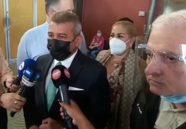 El abogado Sidney Sittón da declaraciones a la prensa hoy en el Sistema Penal Acusatorio de Plaza Ágora. 