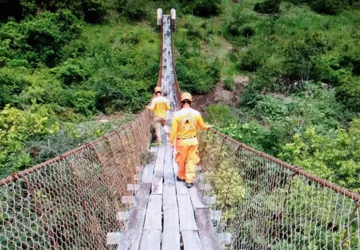 Es riesgoso para los pobladores utilizar el puente, ya que una caída resultaría fatal. Foto: Eric A. Montenegro
