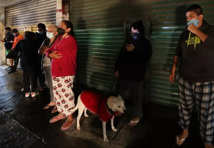 Una familia sale de su vivienda debido al sismo de 7.1 en México. Foto: EFE