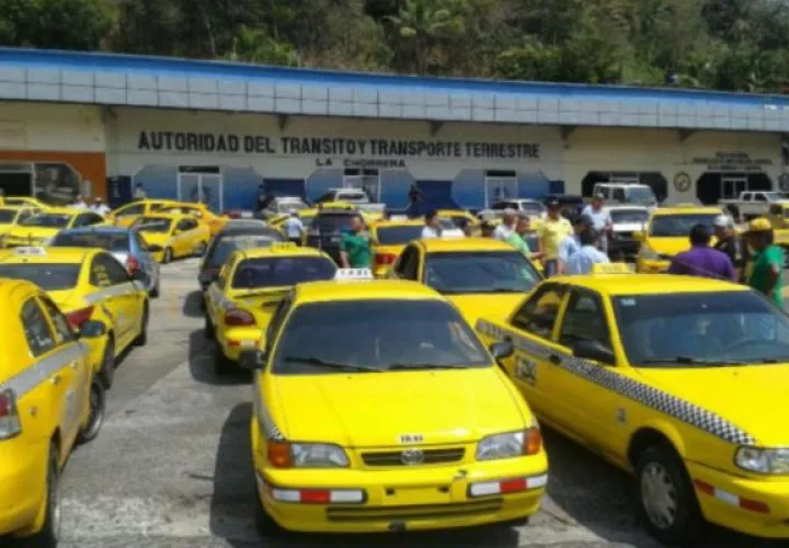 Los taxistas se quejan que hay muchos taxis circulando y poca población aborda este tipo de transporte. Foto: Grupo Epasa