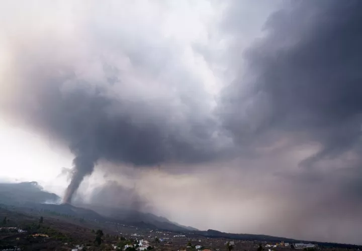  La erupción volcánica que comenzó este domingo en La Palma, continúa hoy su cuarto día. Foto: EFE