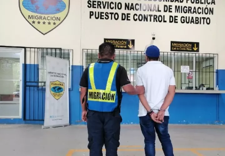 Colombiano aprehendido por supuesto tráfico ilícito de migrantes tráfico ilícito por el puesto de control de Milla 21. Foto: Cortesía Migración Panamá