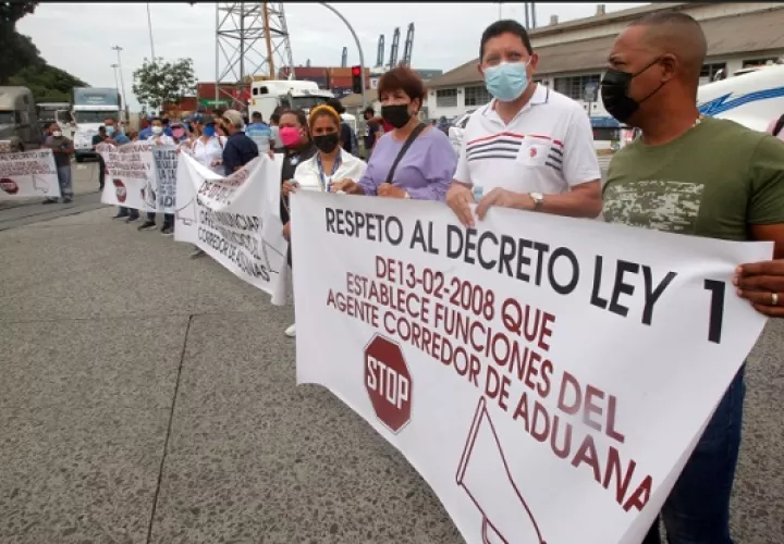 Grupos de transportistas participan en una huelga indefinida en Puerto Balboa. EFE