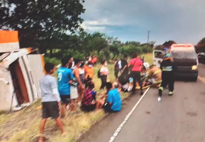 El autobús se salió de la vía y el conductor supuestamente perdió el control volcándose. Foto: Melquiades Vásquez