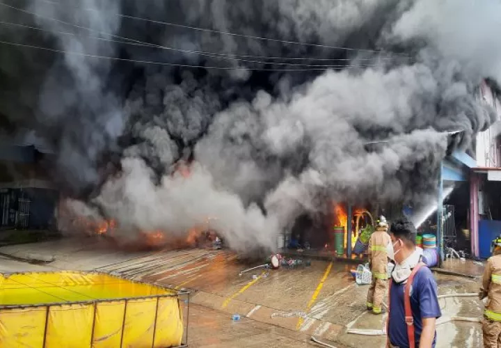 Unas 20 personas han queda desempleadas por este incendio. Foto: Melquiades Vásquez