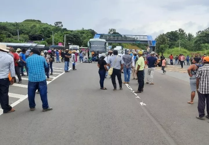 Los manifestantes informaron que la manifestación es pacífica, pero se desconoce cuándo podría normalizarse el libre tránsito por el área. Foto: Melquiades Vásquez
