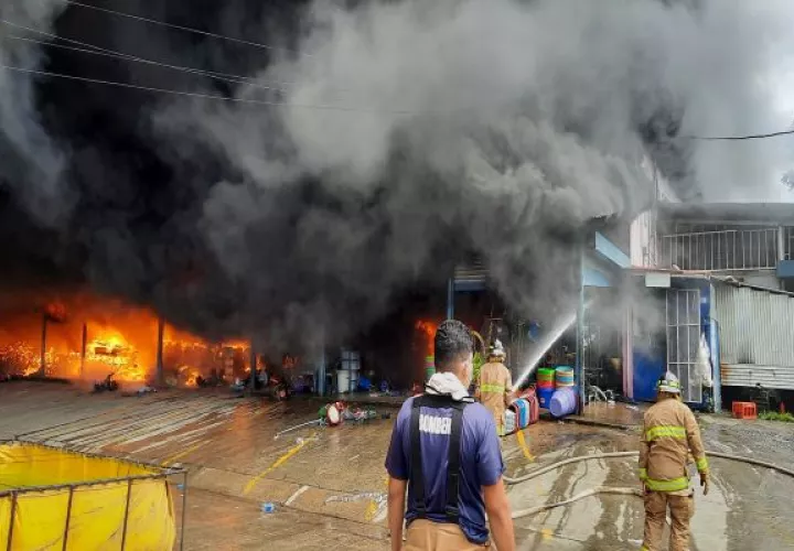 Los bomberos de Veraguas, Coclé y Herrera trabajaron más de tres horas para sofocar el fuego. Foto: Melquiades Vásquez