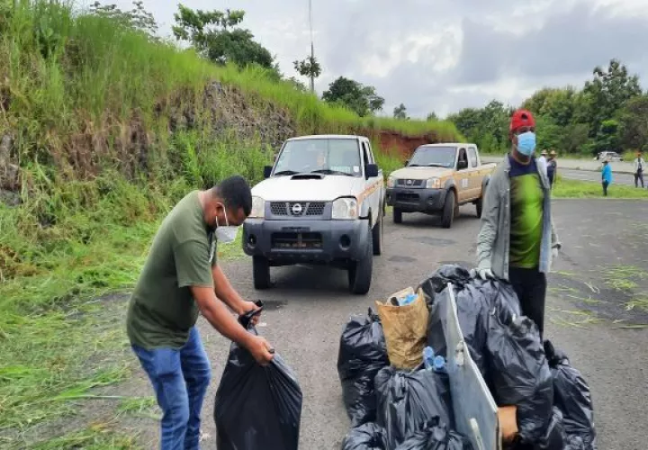 Dentro de las 200 toneladas de basura recogidas en la vía Interamericana, había muchas mascarillas usadas. Foto: Melquiades Vásquez