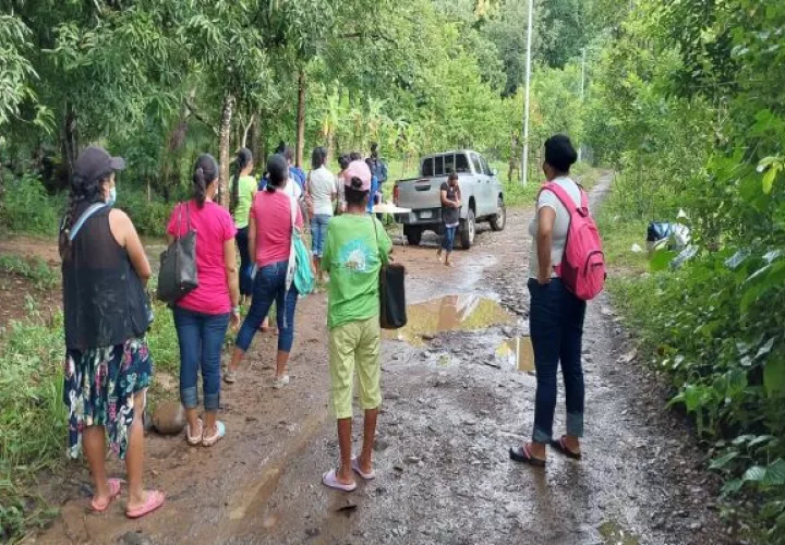 Con el cierre los residentes de diversas comunidades le hicieron un llamado de atención a las autoridades para que planifiquen la construcción de una carretera. Foto: Melquiades Vásquez