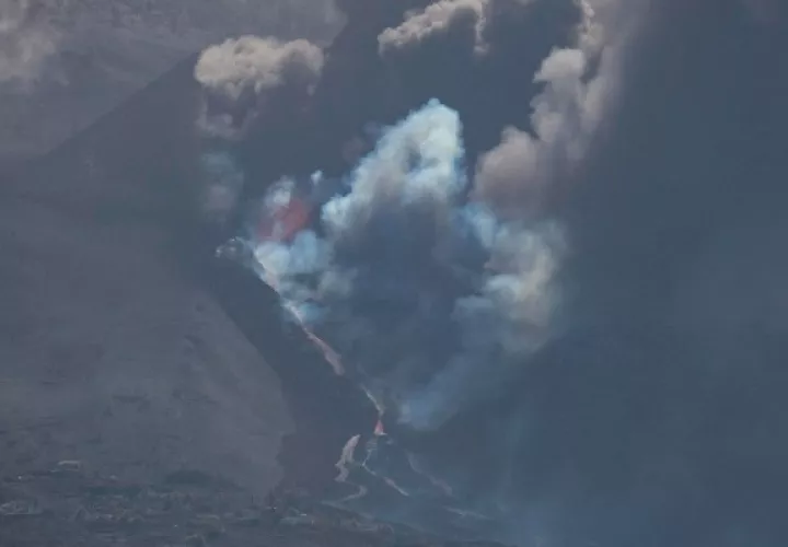 La colada del volcán de La Palma, que llegó al mar la pasada noche, ha formado un pequeño delta de lava. Foto: EFE