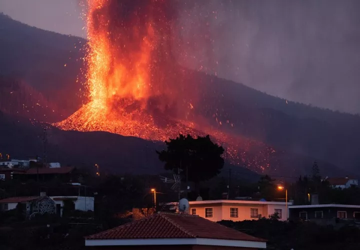 La erupción que comenzó el domingo en La Palma comienza este jueves su quinto día de actividad. Foto: EFE