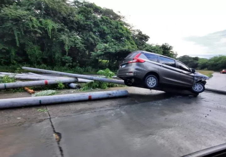 El accidente provocó que uno de los postes golpeara a otro auto que circulaba en sentido contrario causándole serios daños en la carrocería.