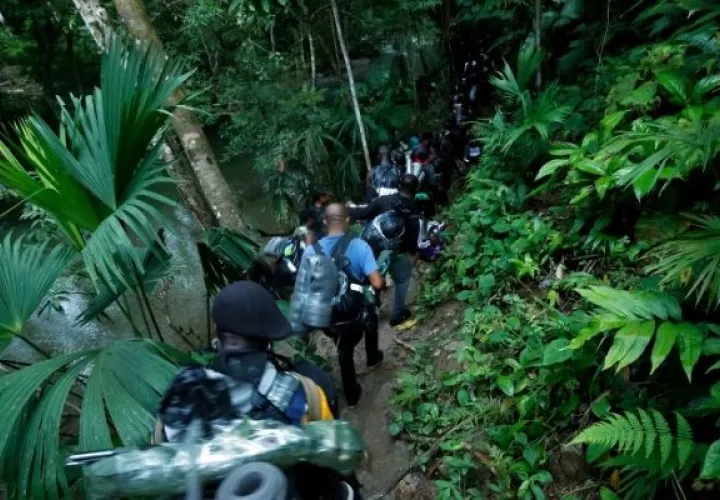 Migrantes haitianos en su camino hacia Panamá por el Tapón del Darién en Acandi (Colombia). EFE 