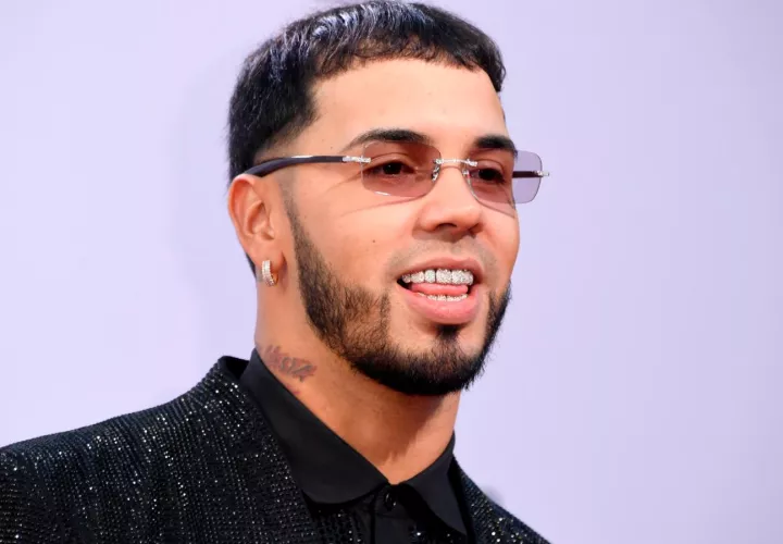 Fanática trata de besar al artista Anuel AA