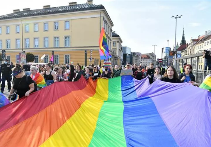 Vista de una bandera del colectivo LGBT. Fotografía de archivo. EFE