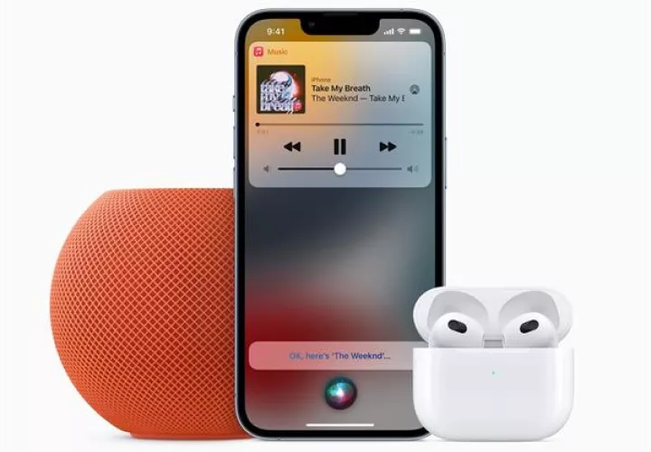 Apple Inc. muestra el HomePod mini, durante un evento especial de presentación de productos, celebrado este 18 de octubre de 2021, en Apple Park, Cupertino, California. EFE
